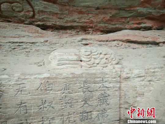 图为在大足石刻首次发现宋代纸币“交子”造像。　邓启兵 摄