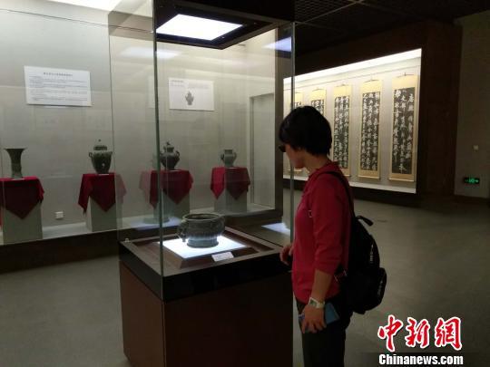 辽宁省辽阳市博物馆21日展出商代青铜礼器“酉父癸簋” 朱明宇 摄