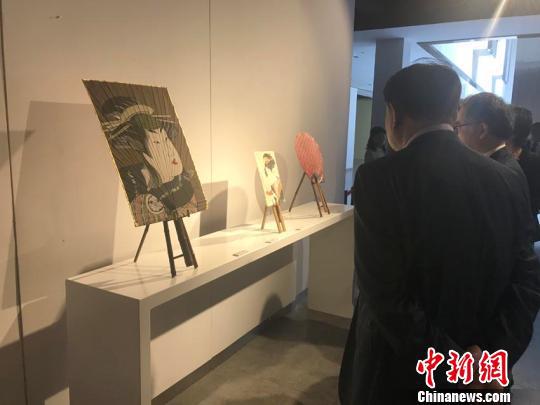 观众观展。　李彦国 摄