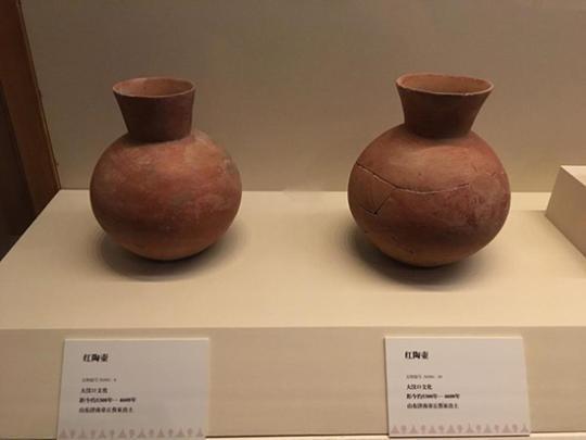 红陶壶展品展示。（李红 摄）