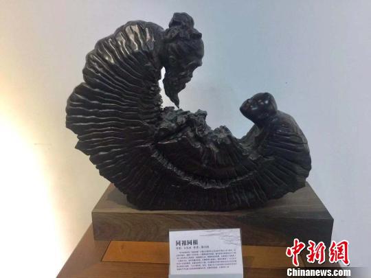 图为郑兴国曾在西班牙展出的根雕作品。　项菁　摄