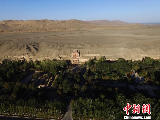 莫高窟洞窟前方的航拍图 (资料图) 钟欣 摄