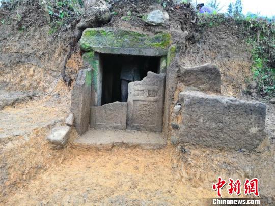 考古正安宋墓贵州首次发现蛇首人身武士像