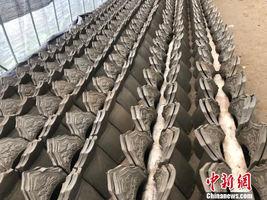 图为瓦片泥胚。 林波 摄