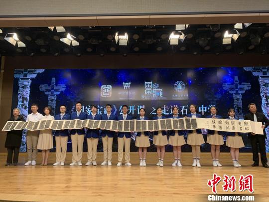 图为赠予仪式现场。 岳依桐 摄