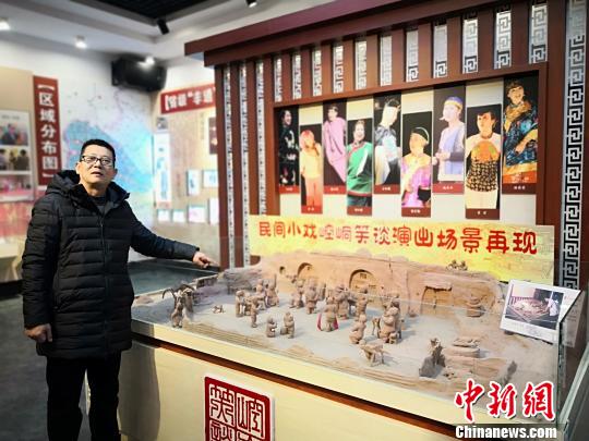 图为李丹宇介绍崆峒笑谈发展历史及现状。　魏建军　摄