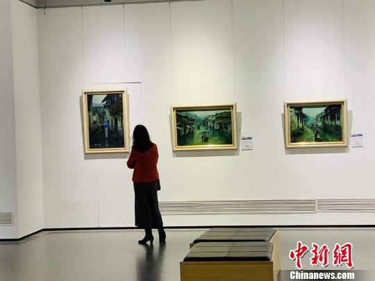 “春天的约会——俄罗斯实力派青年画家波萨克和娜斯佳作品展”开幕。　刘锡菊 摄