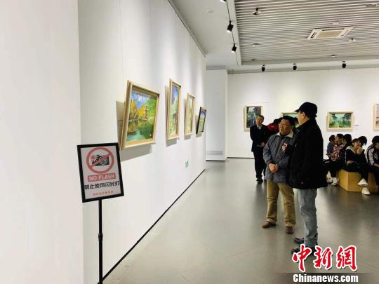 本次展览共展出了油画作品百余幅,风格迥异,题材多样。 刘锡菊 摄