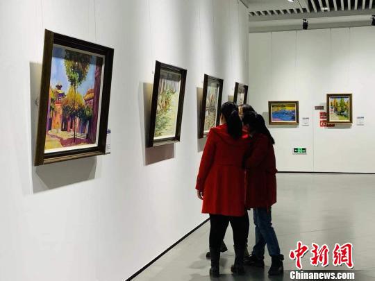  “春天的约会——俄罗斯实力派青年画家波萨克和娜斯佳作品展”开幕。　刘锡菊摄 