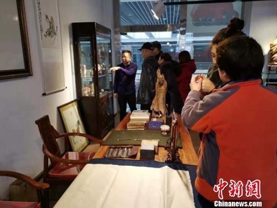 3月11日，游客在邹溪微雕艺术馆参观。 陶拴科 摄