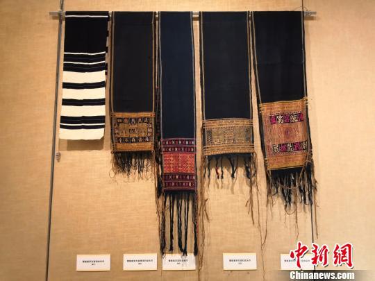 “五彩霓裳·民族瑰宝——海南黎族织锦·服饰精品”展。 上海鲁迅纪念馆 供图 摄