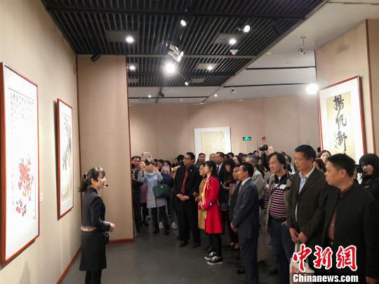   图为观众参观《泰之美-泰国风情展》暨《扬帆新时代——揭阳中国画院名家邀请展》　杨陈　摄