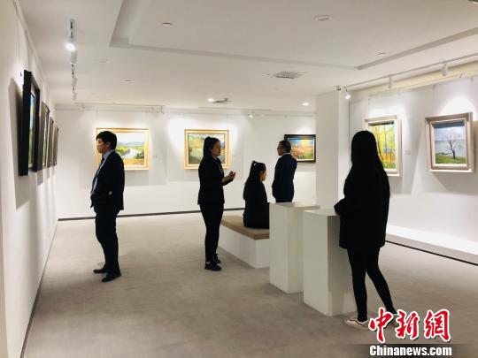 80幅展出作品，为油画家曲湘建近年来在国内外各地的油画写生。　李欣 摄