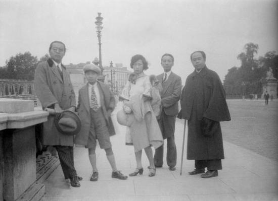 刘海粟全家与陈人浩、王济远在欧洲旅途中的合影，1929—1931 ？新加坡刘抗家庭