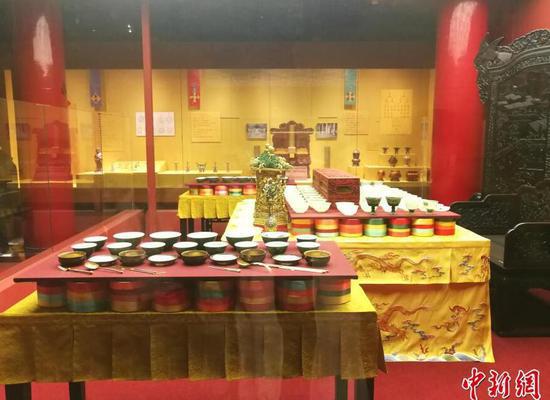 图为1月23日，午门展览大厅中展出的故宫紫禁城迎新御膳器皿。