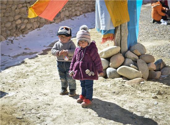 玛朗寺内的藏民