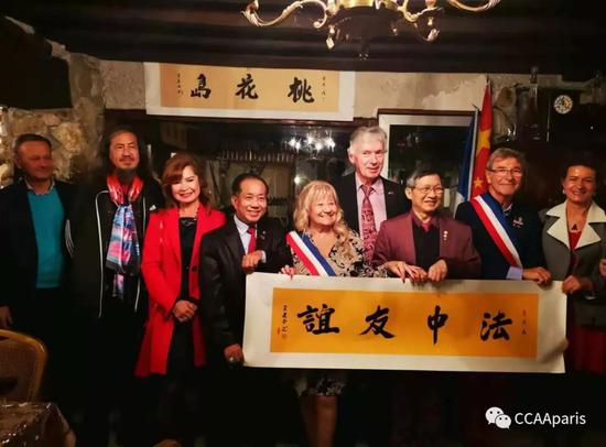 黄建南书写书法《法中友谊》送给大巴黎热涅市(JAIGNES)市政府。