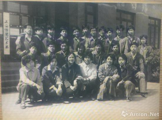 上海师范学院1977级艺术系学生合影 后排右二为应海海，二排左二为孙化一