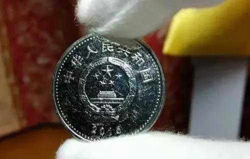 又有小伙伴要问了,那为啥改革币上的划痕就少呢?其实这跟纪念币的材质有关。