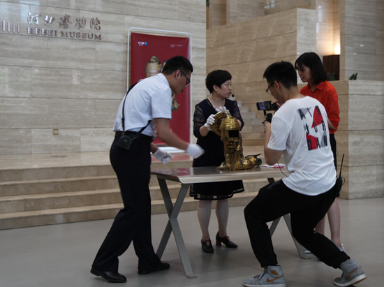 (河北博物院陈列研究部杜利演示长信宫灯模型组装)