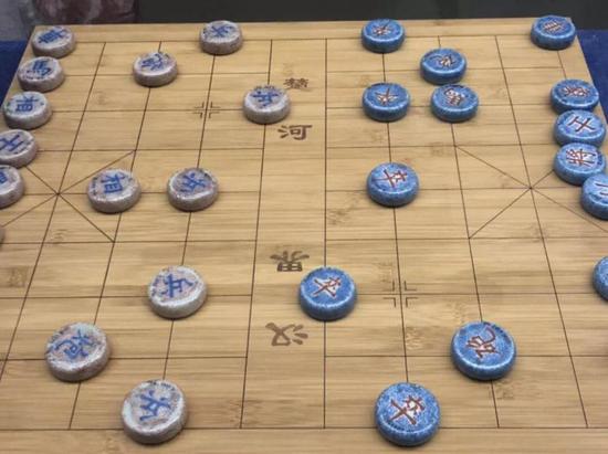 青花珊瑚红象棋子，清代，南通博物苑藏