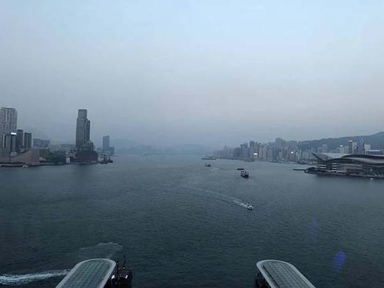 从中环摩天轮俯瞰维港,右侧为香港巴塞尔的举办地香港会议展览中心。
