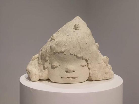 H Queen‘s大楼中,佩斯画廊在展的奈良美智陶艺作品