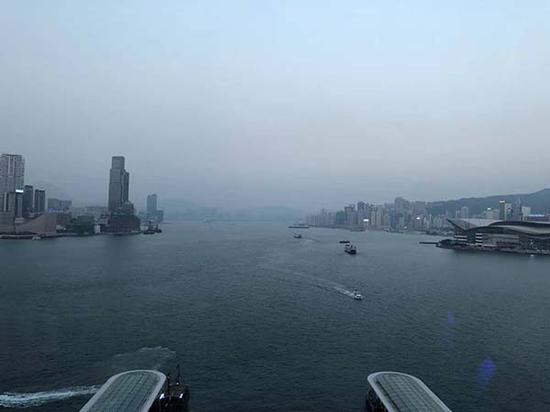 从中环摩天轮俯瞰维港，右侧为香港巴塞尔的举办地香港会议展览中心。