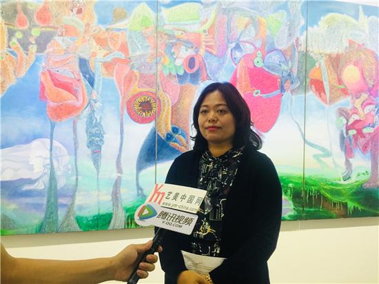 出品人王海英现场接受媒体采访