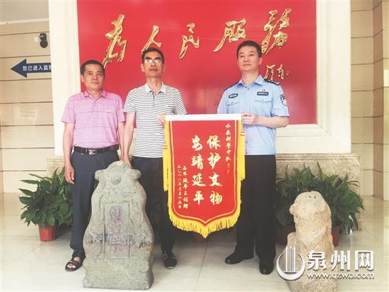 两件文物归还给延平郡王祠管委会 柯佩芬 实习生 林兰馨 文/图