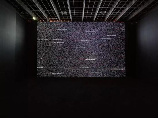  池田良司（Ryoji Ikeda），《数据争霸》（Data.tron [WUXGA version]），2011年，尺寸可变