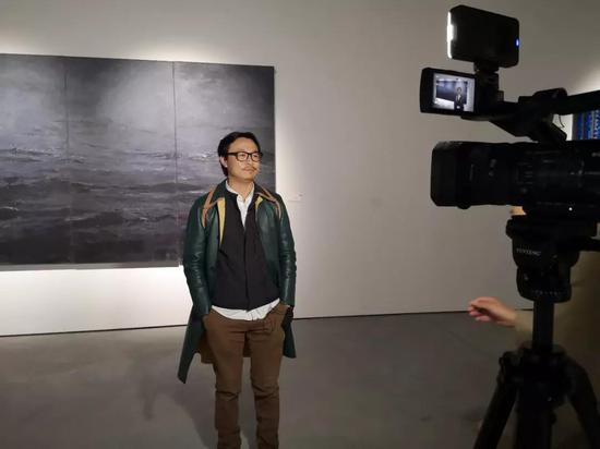 艺术家 张春华接受媒体采访