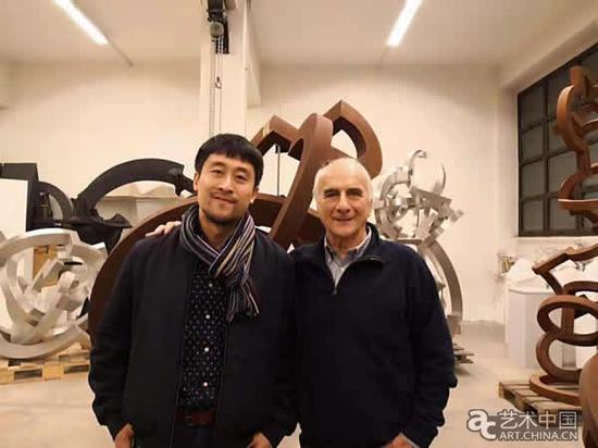 策展人高远（左）与意大利当代艺术家Riccardo Cordero在意大利都灵祝贺此次展览成功