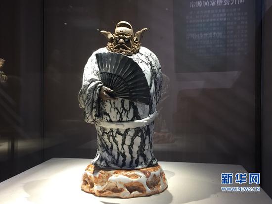 “山花彩”加彩技艺,以“中国白”瓷土为原料,经过取材构思、图稿绘制、设计塑造、注浆成型、雕刻整合、色彩调配、手工精绘、反复煅烧等158道纯手工工序,使作品更加生动逼真。新华网 刘丰 摄