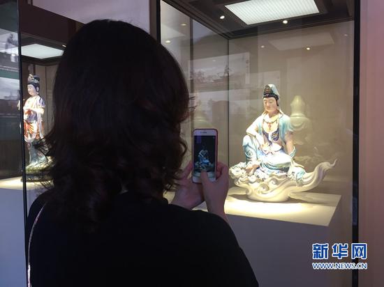 此次展览走进福州三坊七巷，吸引了很多游客观展。新华网 刘丰 摄