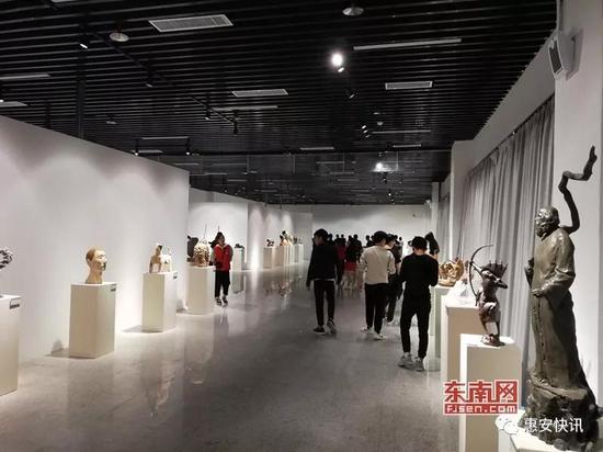 2018年中国大学生雕塑作品展览现场。东南网记者林杰 摄