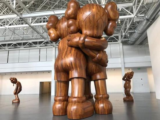 余德耀美术馆"KAWS：始于终点"