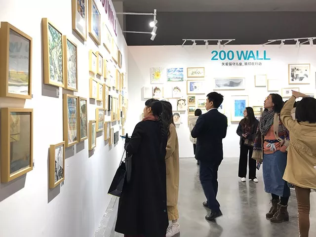 本届最特别的公益展区 “ 爱心换画 ” 行动吸引了大波观众参与,第一天准备的作品几乎被一抢而空