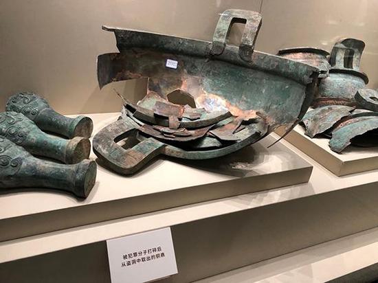 山西省博物院展品,被犯罪分子打碎后从盗洞中取出的铜鼎。