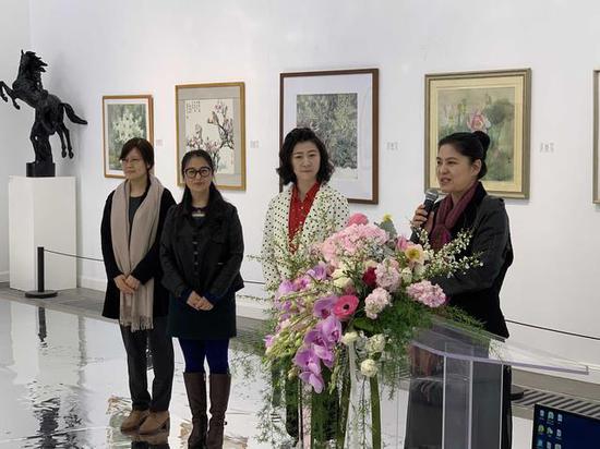 北京女美术家联谊会副会长曾迎春介绍新会员