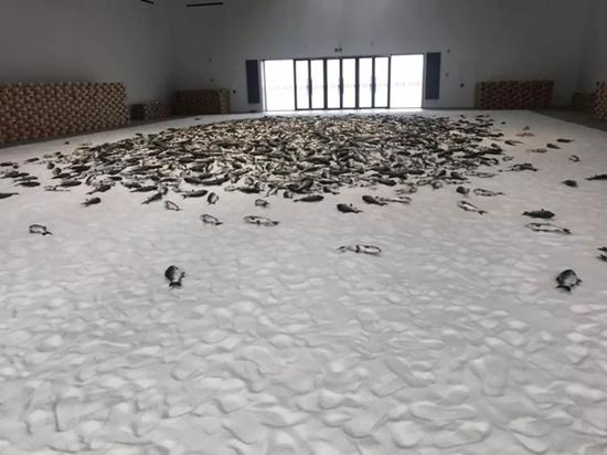沈少民《中国鲤鱼》(35.6x14.5x6cm)x2000 机械、硅胶、塑料、电子配件,盐