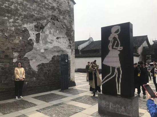朱利安·奥佩(Julian Opie,英国)《小帕德》210x90x30cm 动态影像装置,2019