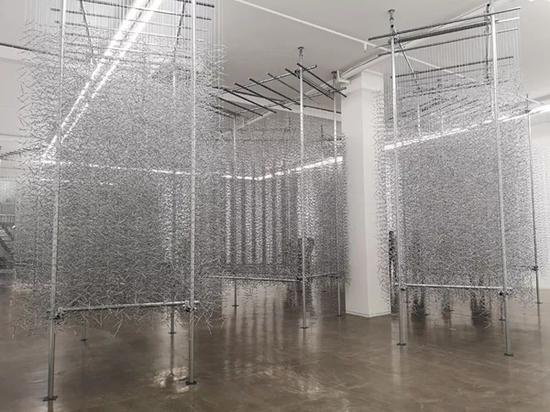 《珊瑚》局部，秦玉芬，空间装置（铁蒺藜、尼龙线、钢架结构），2019