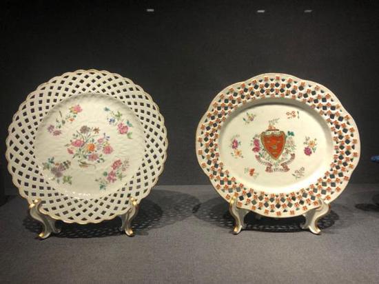 广彩折枝花卉纹镂雕瓷水果盘,清乾隆(1736-1795) 广州博物馆藏