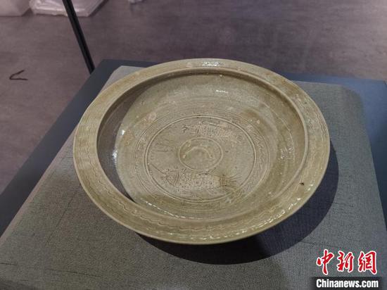 图为杭州萧山黄家河墓群的青瓷双鱼洗 杨金东 摄
