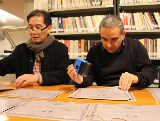 西吉斯蒙德省立博物馆馆长Luigi De Luca先生（右一）为参展艺术家签发证书