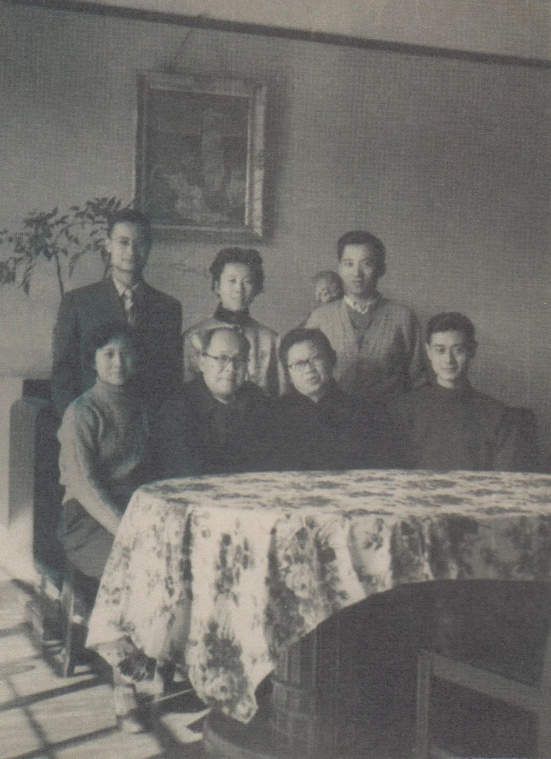1962年唐蕴玉与家人合影。前排自左至右为:郑伊文、郑揆一、唐蕴玉、郑季芳。后排自左至右为:郑镇邦、郑方黎、郑光宪