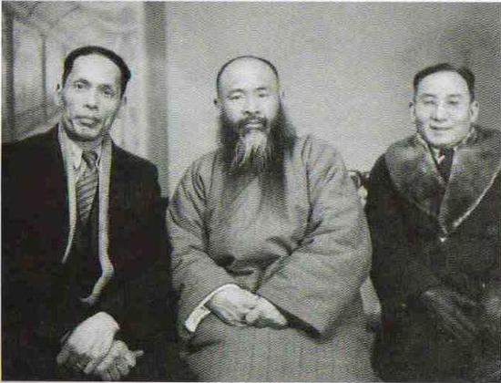 图12.20世纪“渡海三家”在台湾合影,张大千(中)与溥心畬(右)、黄君璧(左)