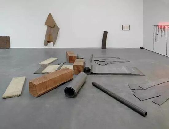 Richard Serra早年的装置艺术作品,卓纳画廊,纽约,2013。