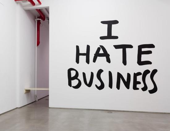 Jessica Diamond，《我讨厌商业》（I Hate Business，1989）作为Alissa Bennett在Team画廊组织的群展“金蛋“（Golden Eggs）的群展一部分，2016。图片：courtesy of Team Gallery